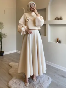 Elegante conjunto de vestido midi de dos piezas con mangas abullonadas florales.