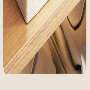 Stoffen opbergdoos detail met linnen textuur op houten plank, eenvoudig en netjes.
