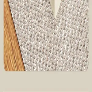 Detailopname van stoffen opbergdoos met getextureerd linnen materiaal en houten panelen.