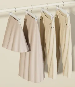 Beige Röcke und Hosen hängen an weißen Clips zur Präsentation von Bekleidungsdetails.