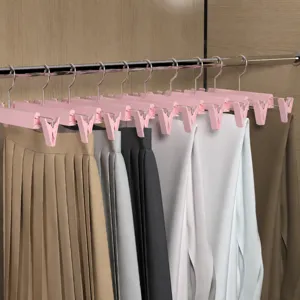 Rosa Kleiderbuegel fuer Hosen und Roecke aus Kunststoff mit Clips, rutschfeste Schrankbuegel.