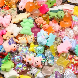 Breloques en résine colorée, pendentifs d'animaux de dessin animé pour le bricolage.