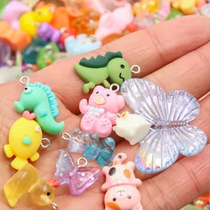Gros plan details de pendentifs mixtes en resine DIY de motifs d animaux mignons pour vos creations