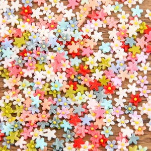 Détail de breloques en résine avec petites fleurs colorées, idéal pour nail art et coque de téléphone.