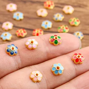 Distanziatori di perline di fiori in smalto per gioielli fai da te, ciondoli colorati.