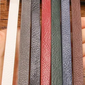 Vue rapprochée en détail des lanières en cuir PU coloré, montrant texture et matériau.