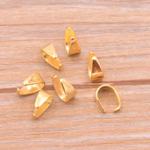 Detailansicht von goldenen Anhängerbügeln, Metallverbindern für Halsketten und Armbänder Schmuck.