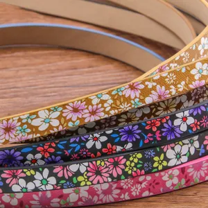 Gedetailleerde close-up van kleurrijke bloemenprint PU lederen bandjes voor DIY sieraden.
