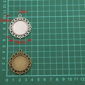 Detailaufnahme von Retro Legierung Anhänger Lünette Rohling für DIY handgemachte Schmuck.