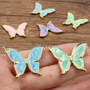 Detailansicht von goldenen Edelstahl Schmetterling Emaille Anhängern für DIY Schmuck.