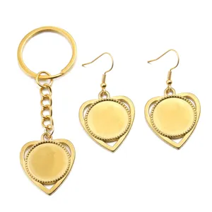 Detalle de espacios en blanco para joyería de acero inoxidable 304 corazón, llavero set.