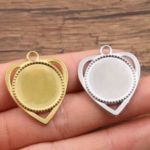 Detalle de bandeja de bisel de corazon de acero inoxidable DIY, base de encaje hueco.