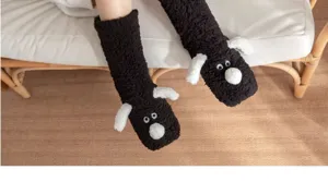 Close-up van dikke pluizige wintersokken met schattig dierendesign voor binnen