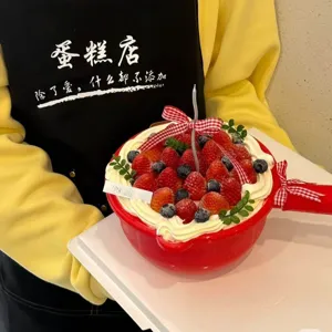 Rode pot aardbeien room taart creatief viraal dessert nieuwigheid verjaardag feest hoofdafbeelding