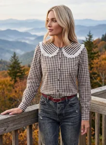 Vue detaillee de chemise a carreaux marron pour femme avec col Pierrot brode blanc.