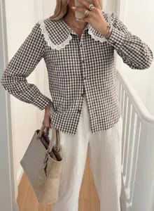 Chemise à manches longues à carreaux marron avec un délicat col poupée en dentelle blanche.