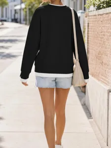 Vista dettagliata felpa donna girocollo colorblock maniche lunghe outfit casual autunnale.