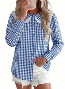 Chemise à manches longues à carreaux bleu et blanc avec col claudine en dentelle.
