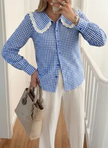 Chemise à carreaux bleu et blanc avec grand col poupée en dentelle, haut manches longues.