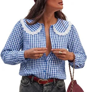Gros plan sur chemise à carreaux bleu blanc femme avec colClaudine en dentelle et manches.