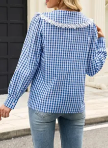 Chemisier à carreaux bleu et blanc avec un doux col poupée en dentelle blanche et manches.