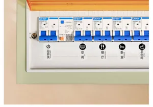Vue détaillée des autocollants d'interrupteur de disjoncteur domestique et étanches.