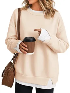 Dettaglio in primo piano della felpa girocollo colorblock da donna con polsini e orlo a coste.