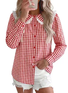 Chemisier carreaux rouge et blanc col claudine en dentelle, manches longues, style doux.