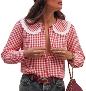 Détail de chemise à manches longues vichy rouge avec col Claudine en dentelle blanche.