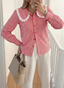 Chemisier vichy rouge et blanc à col poupée en dentelle, vue détail chemise manches.