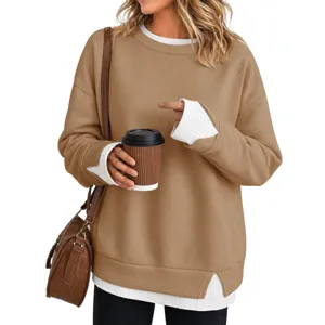 Maglione marrone da donna a girocollo con orlo e polsini bianchi dal design alla moda.