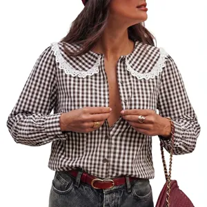 Blouse chic à carreaux bruns avec col babydoll en dentelle blanche et fermeture à boutons.