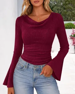 Detailweergave van een geribbelde dames top met col en lange uitlopende mouwen in bordeaux.