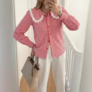 Blouse à manches longues vichy rouge pour femme avec col poupée en dentelle blanche chic