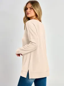 Λεπτομερής παρουσίαση ενός γυναικείου casual waffle long sleeve τοπ με χαλαρή γραμμή.