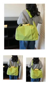 Grand sac de voyage pour femme, sac weekend imperméable et léger avec sangle d'épaule.