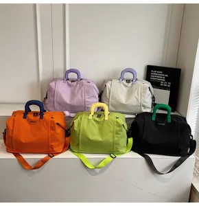 Grand sac de voyage cabine pour femme, sac week-end imperméable avec bandoulière.