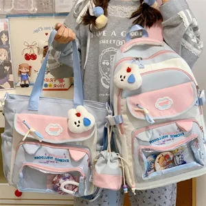 Pastel Ita Rucksack Set Detailansicht mit transparentem Fenster und Plüschtier Anhänger.