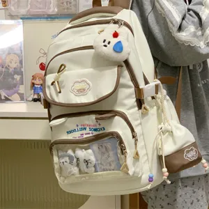 Detailansicht des niedlichen weißen und braunen Rucksacks mit transparenter Fronttasche.