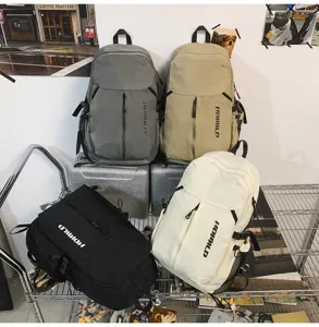 Zaino monocolore minimalista casual dettaglio display multicolore per studenti e viaggi quotidiani.