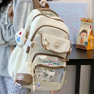 Kontrastfarbener Schulrucksack Detail, süße Ita-Bag mit transparenter Tasche und Plüsch-Anhängern.