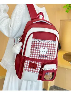 Rot-weißer Karomuster Schulrucksack Detail, süße Katzenstickerei und Bärenfenster.