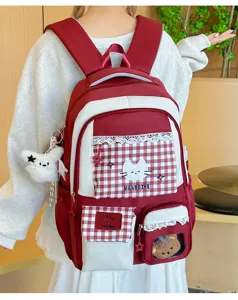 Detailansicht des süßen koreanischen Preppy-Rucksacks in Rot-Weiß für Schüler mit Katzenstickerei.