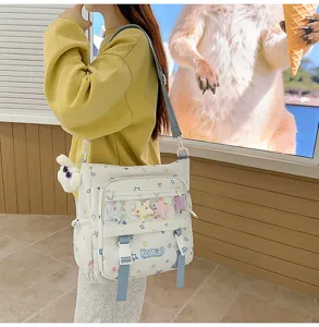 Niedliche Ita-Tasche mit bunten Sternen, Sichtfenster und Plüsch-Anhänger für den täglichen Gebrauch.