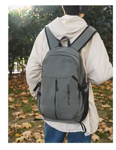 Vista dettagliata di uno zaino grigio casual con tessuto resistente e tasca laterale.