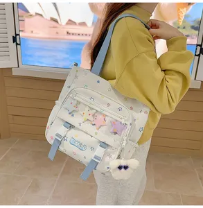 Detailansicht eines süßen Canvas-Ita-Rucksacks mit bunten Sternen und durchsichtiger Tasche.