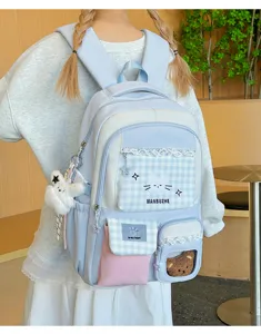 Detailansicht des hellblauen süßen Schulrucksacks mit süßer Katzenstickerei und Spitze.