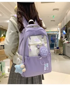 Süßer koreanischer Schulrucksack für Mädchen, farblich abgesetzter Freizeitrucksack mit Anhängern.
