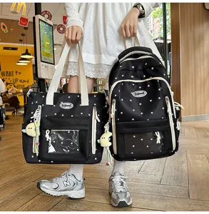 Schwarzes Sternenmuster Schulranzen und Tragetasche Set Detail mit transparenter Tasche und Anhängern.