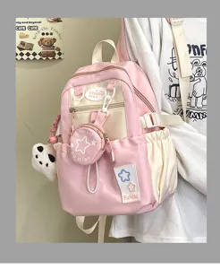 Dettaglio zaino in tela rosa con grazioso cerotto stella, piccola borsa monete e tono dolce.